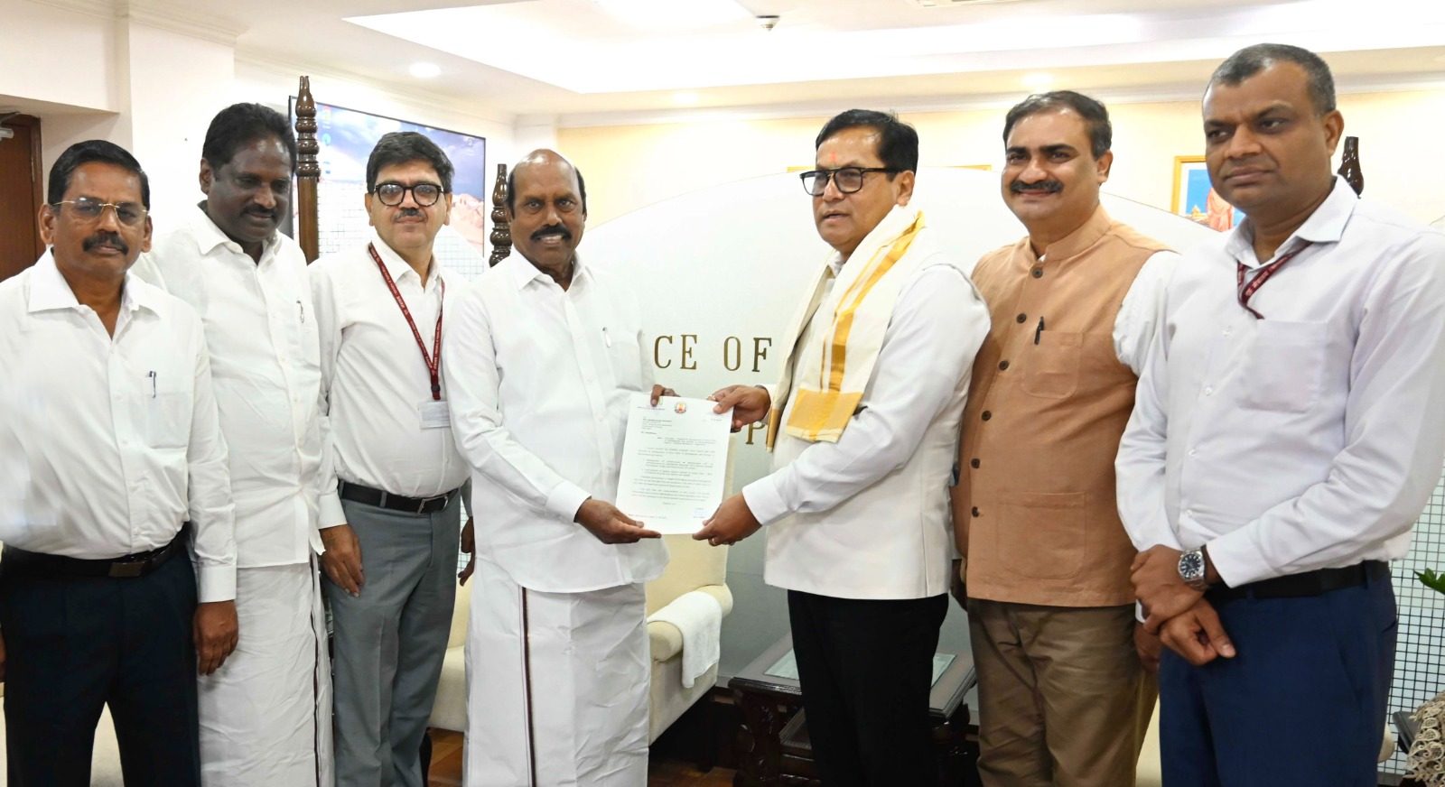 ராமேஸ்வரம் தலைமன்னார் கப்பல் சேவையை மீண்டும் ஆரம்பிக்க நிதியொதுக்குமாறு தமிழக அமைச்சர் வேலு மத்திய போக்குவரத்து அமைச்சரிடம் வலியுறுத்து..!
