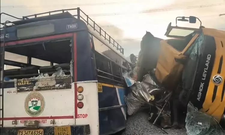 தெலங்கானாவில் பேருந்து மீது டிப்பர் லாரி மோதி பயங்கர விபத்தில்மூன்று மாத பெண் குழந்தை உட்பட 24 பேர் உயிரிழப்பு..!