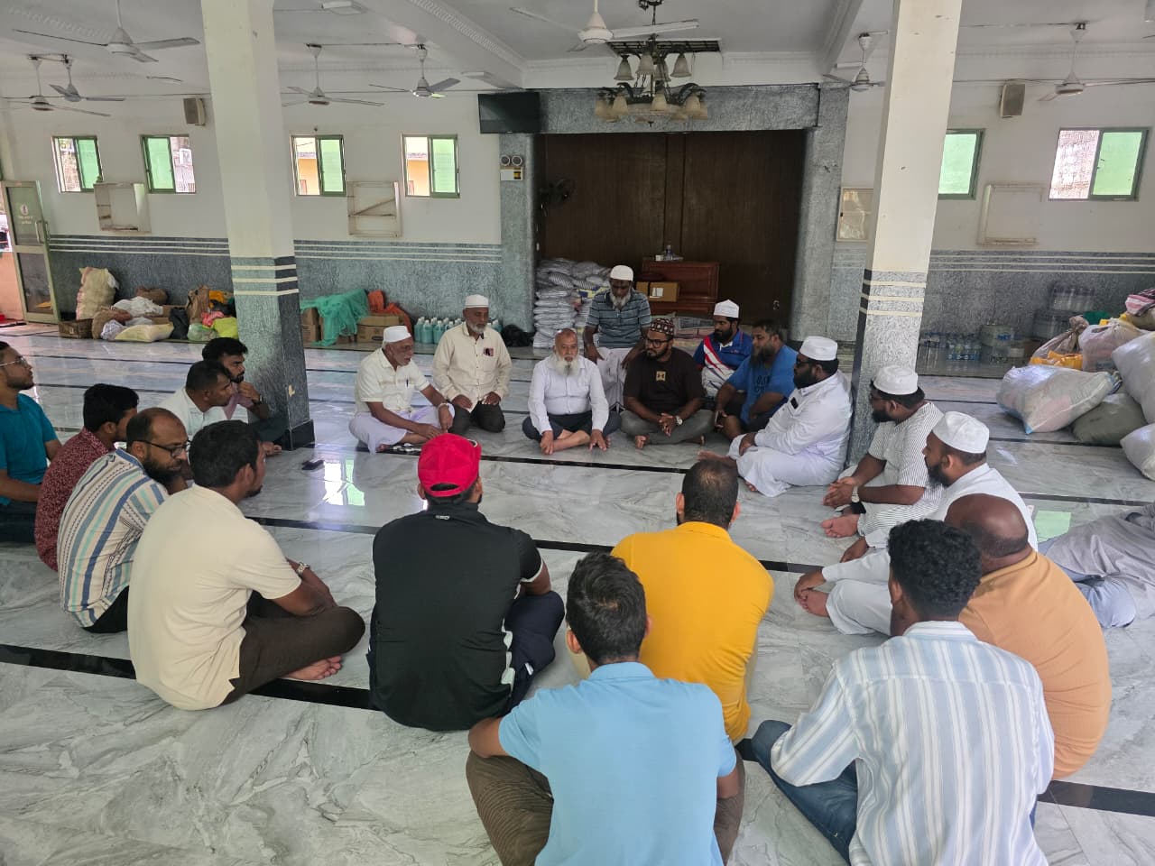 கல்முனை அனைத்துப் பள்ளிவாசல்கள், ஜம்இய்யதுல் உலமா மற்றும் பொது அமைப்புகளினால் நிவாரணப் பொதிகள் கையளிப்பு