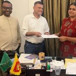 கொழும்பு மாநகர சபை ஐக்கிய சமாதான கூட்டமைப்பின் வண்ணாத்திச் சின்ன உறுப்பினர் ராஜினாமா செய்தார்