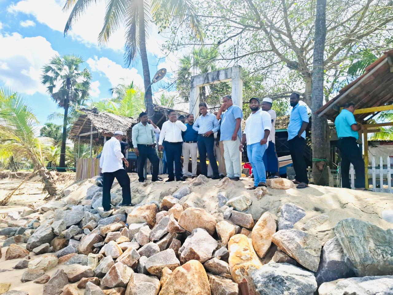 நிந்தவூர் அட்டப்பள்ளத்தில் பாரிய கடலனர்த்தத்தால் பாதிப்புற்ற இடங்களுக்கு துரித பாதுகாப்பு நடவடிக்கைகளை மேற்கொள்ள அதிகாரிகளுக்கு பணிப்பு ஆதம்பாவா எம்.பி பணிப்பு