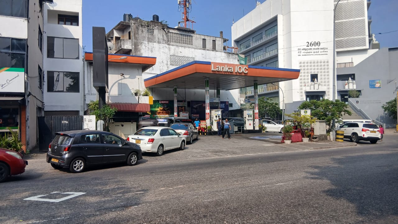 கொழும்பு எரிபொருள் நிலையங்களில்நீண்ட கியூ வரிசை