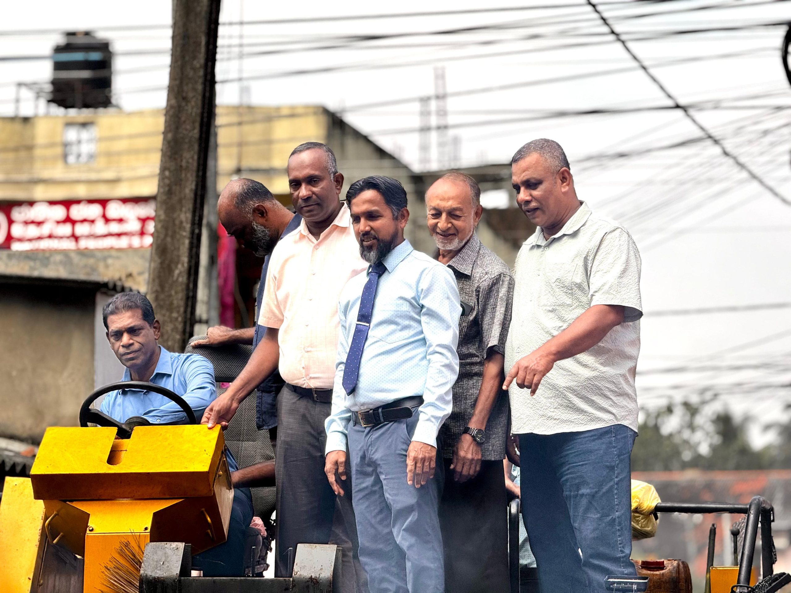 நிந்தவூர் இமாம் றூமி வீதியின் காபர்ட் இடும் பணி ஆதம்பாவா எம்.பி யினால் ஆரம்பித்து வைப்பு