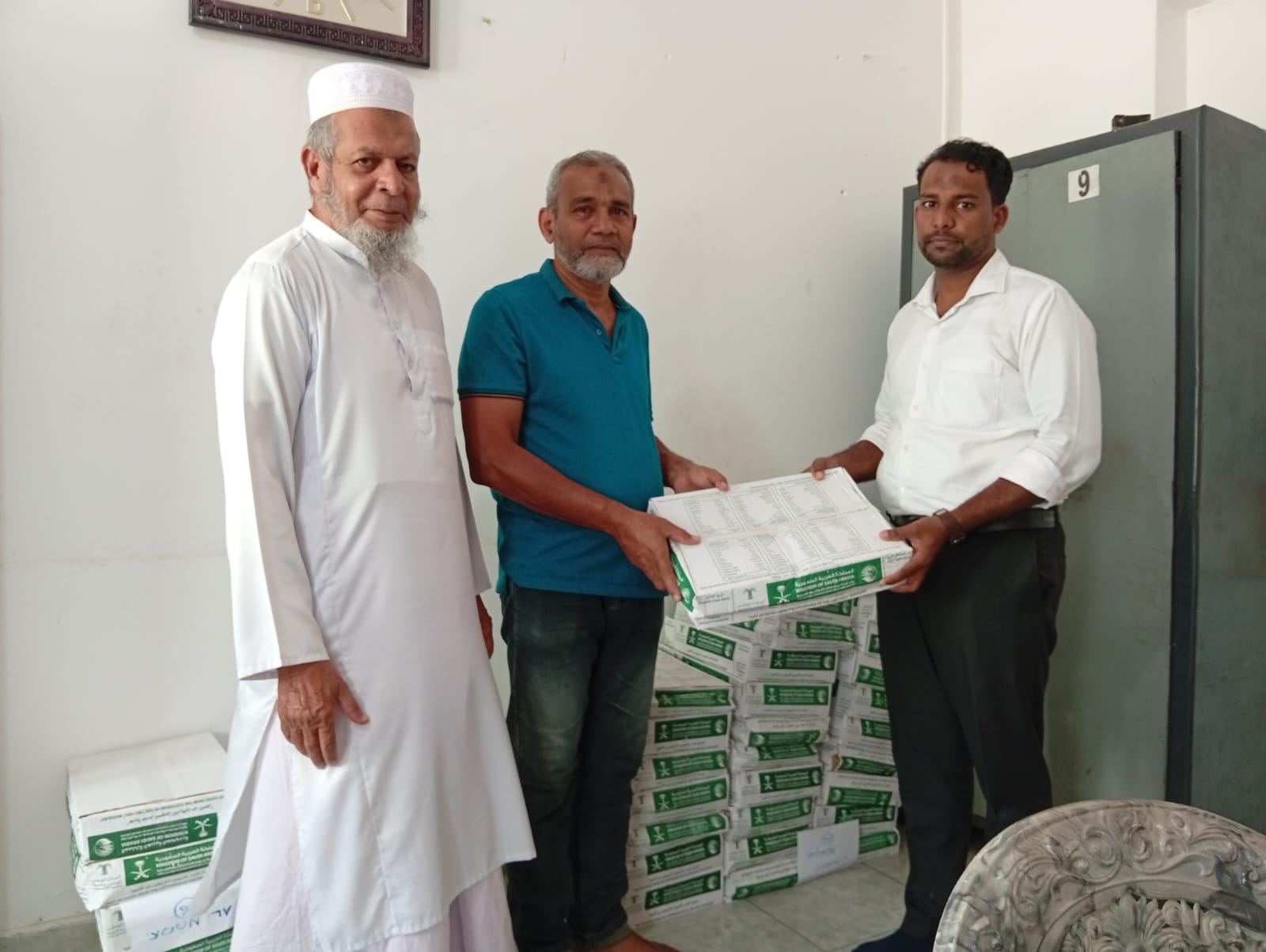 சாய்ந்தமருதில்முஸ்லிம் திணைக்களத்தினால் பேரீச்சம் பழங்கள் விநியோகம்