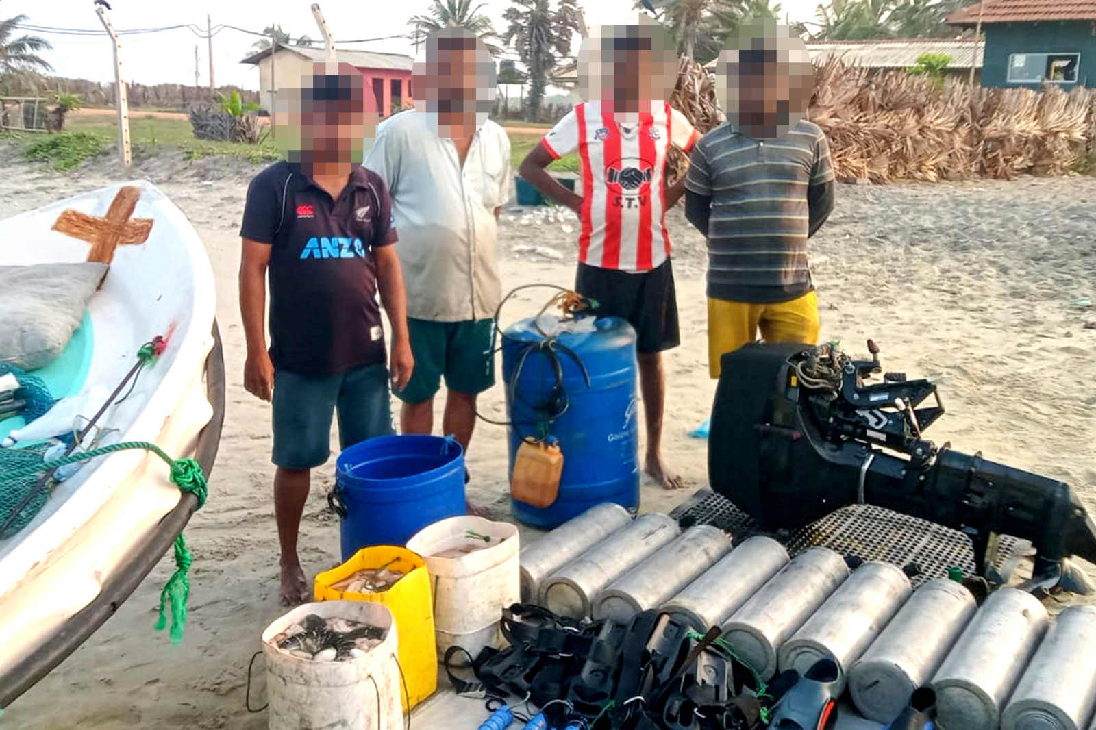 மன்னார் தெற்கு கடலில் இரவு நேரத்தில் சட்டவிரோத சுழியோடிய 04 சந்தேக நபர்களை கைப்பற்றிய கடற்படை