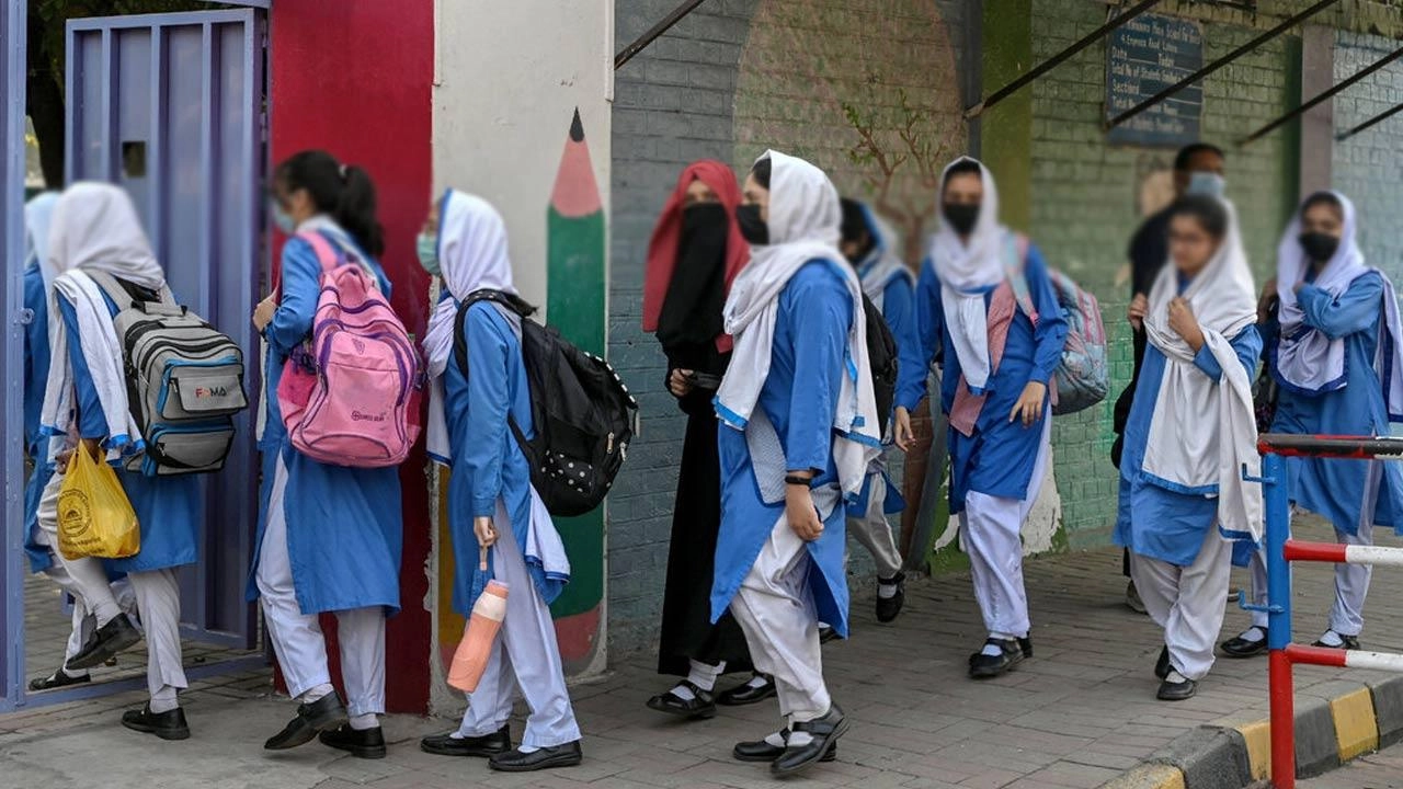 எரிபொருள் நெருக்கடி; பாகிஸ்தானில் பாடசாலைகளுக்கு விடுமுறை