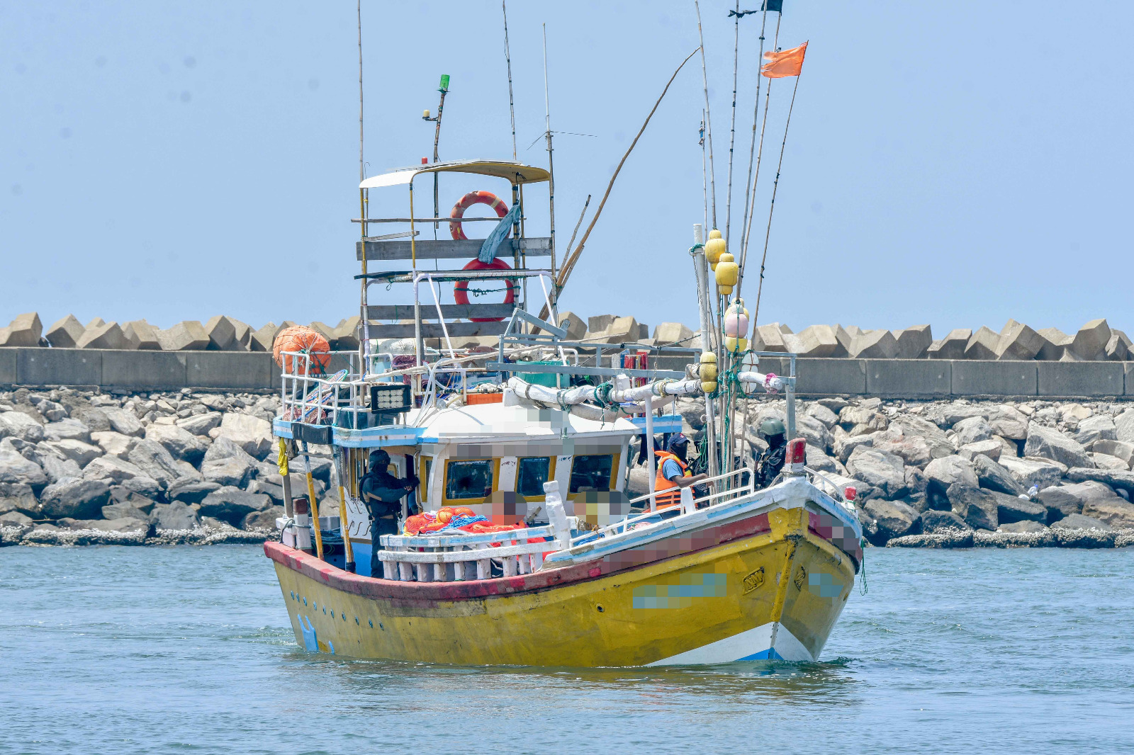 ஐஸ் , ஹெராயின் மற்றும் ஏராளமான ஆயுதங்ளுடன் தெற்கு கடற்பரப்பில் கைது செய்யப்பட்ட ஐவரும் திக்கோவிட்ட துறைமுகத்திற்கு