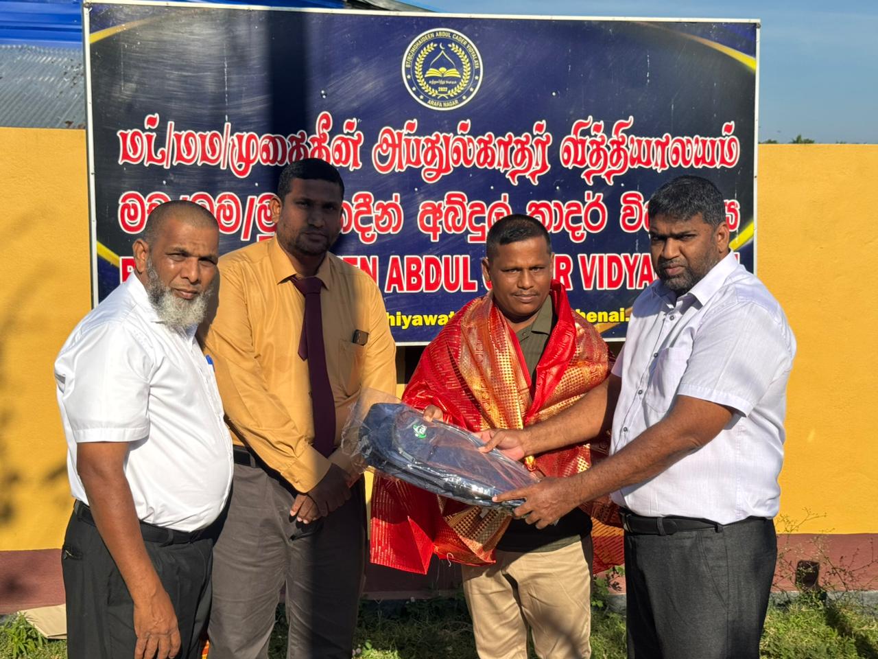 தவறவிட்ட தங்கநகைகள், பணத் தொகையை ஒப்படைத்த ஆட்டோ சாரதிக்கு கௌரவிப்பும், பாராட்டுக்களும்..!