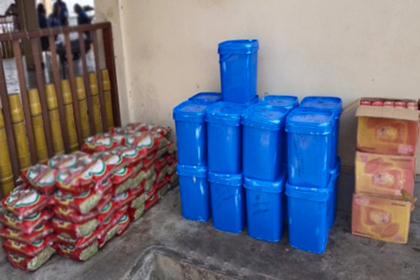 கற்பிட்டி குடாவயில் சட்டவிரோதமாக நாட்டிற்குள் கொண்டுவரப்பட்ட பொருட்களை கைப்பற்றிய கடற்படை