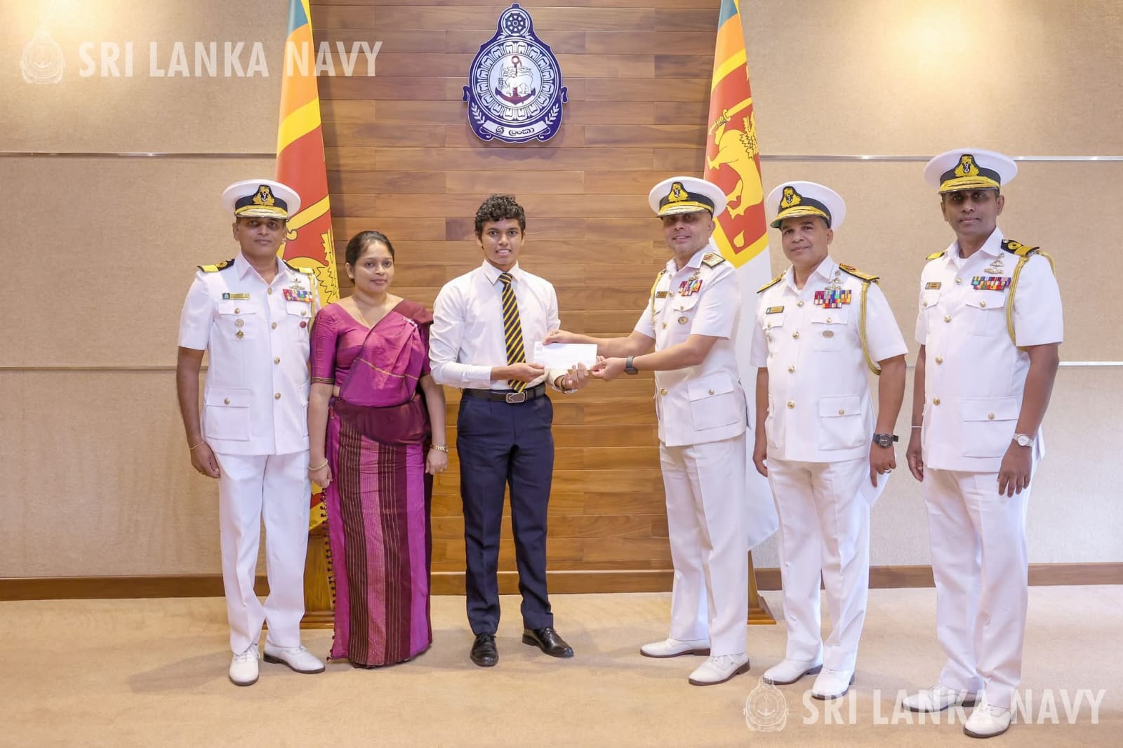 பாடசாலை மட்ட பொது பரீட்சைகளில் சிறந்து விளங்கிய கடற்படை வீரர்களின் பிள்ளைகளுக்குப் புலமைப்பரிசில்கள் வழங்கும் நிகழ்வு