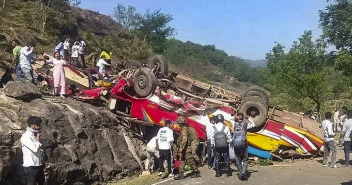 ஜம்மு காஷ்மீர் மலைப்பாதையில் பேருந்து கவிழ்ந்து 15 பேர் பலி 20 பேர் படுகாயம்
