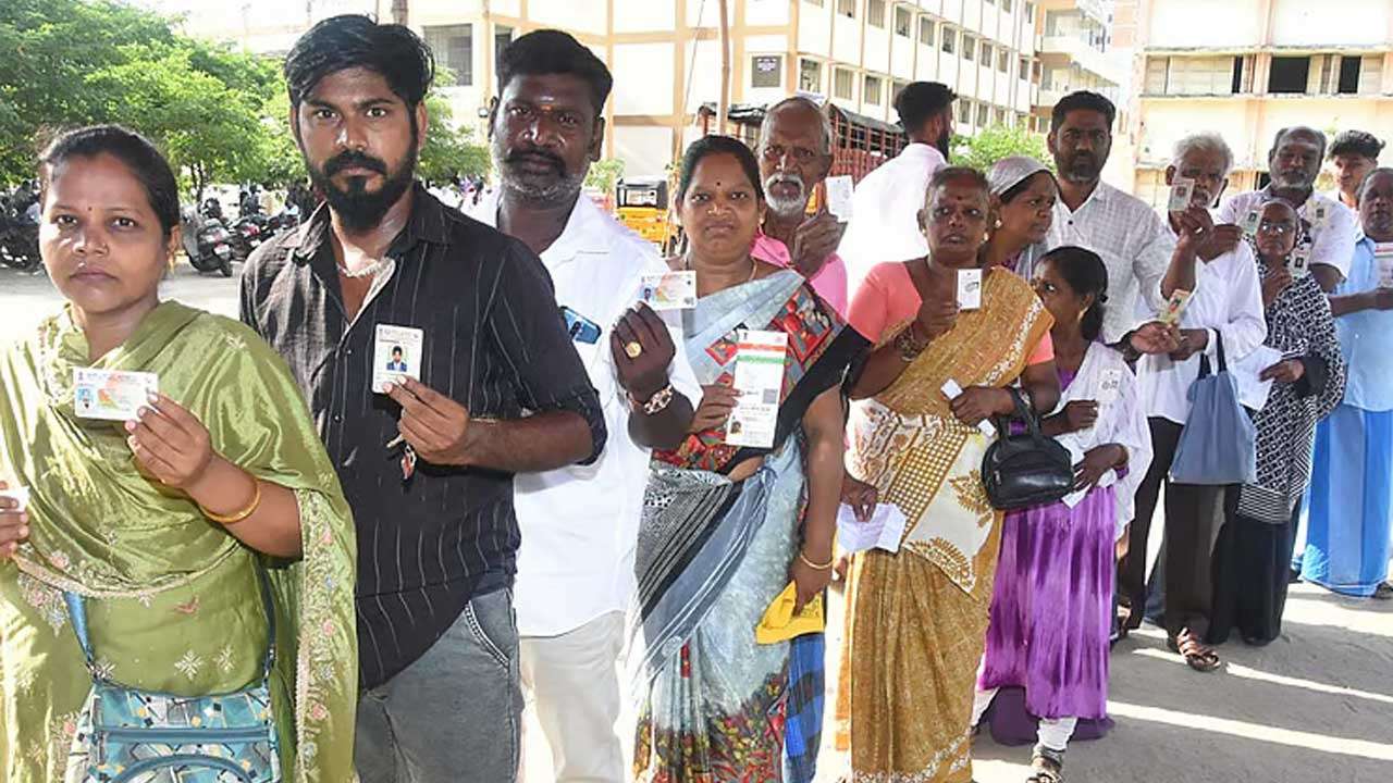 தமிழக சட்டசபைத் தேர்தல் வாக்களிப்பு மும்முரம்; 5.73 கோடி மக்கள் வாக்களிக்க தகுதி