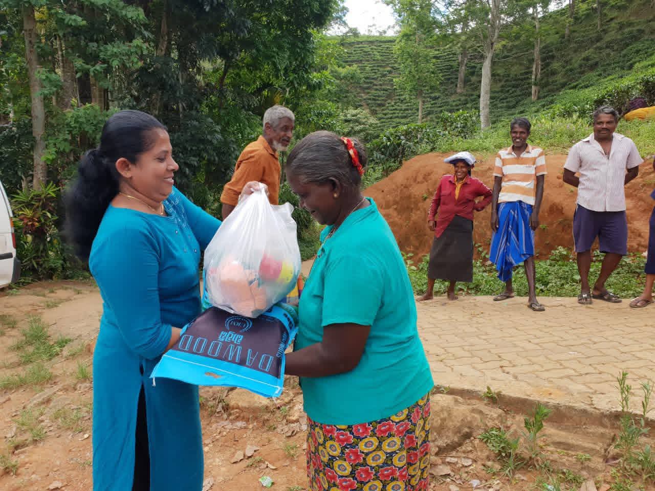 டித்வா புயலால் பாதிக்கப்பட்ட தெனியாய மலையக மக்களுக்கு பெருந்தோட்டத்துறை மக்கள் குரல் அமைப்பினால் நிவாரண உதவி