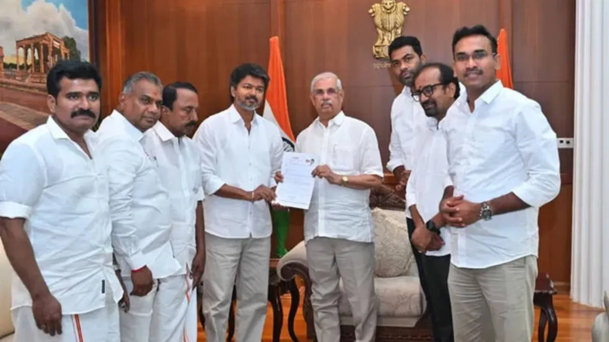 ஆட்சியமைக்க உரிமை கோரி இன்று மீண்டும் ஆளுனரைச் சந்திக்கும் விஜய்