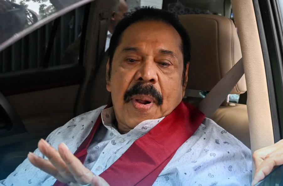 இலஞ்ச ஊழல் ஆணைக்குழுவில் இருந்து வெளியேறினார் மஹிந்த