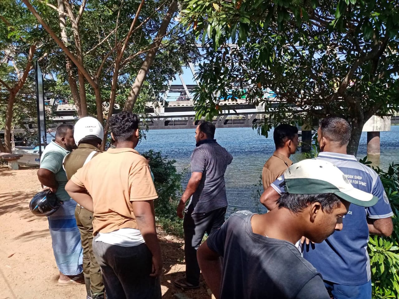 ஓட்டமாவடி ஆற்றில் குதித்த பெண்; ஓடோடி வந்து காப்பாற்றிய இளைஞர்கள்!