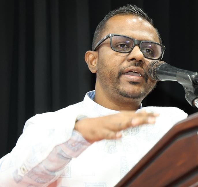 சுகாதார உடைப் பிரச்சினைக்கு தீர்வு இடமாற்றம் என்றால் – ஒரே நாட்டில் இரண்டு சட்டங்களா, அரசின் தீர்மானம் சரியானதா; கலீலுர் ரஹ்மான் கேள்வி