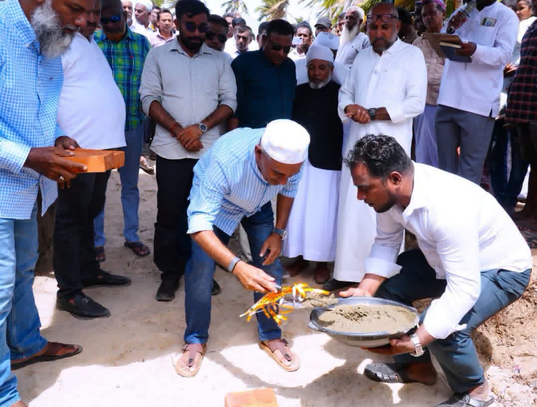 மண்கும்பான், வெள்ளக் கடற்கரை ஜும்ஆப் பள்ளிவாசலின் மீள்கட்டுமானப் பணிகளுக்கு அடிக்கல் நடும் நிகழ்வு