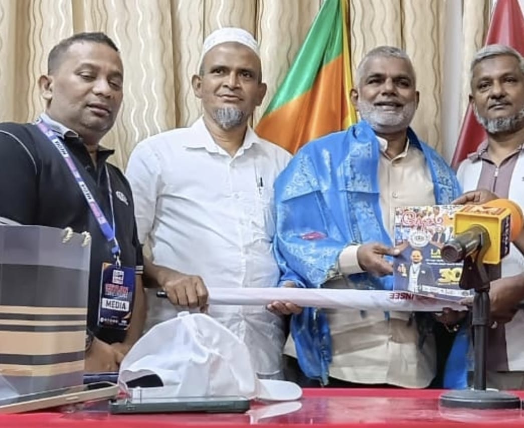 சிலோன் மீடியா போரத்தினால் காத்தான்குடி நகரபிதாவுக்கு கெளரவம்