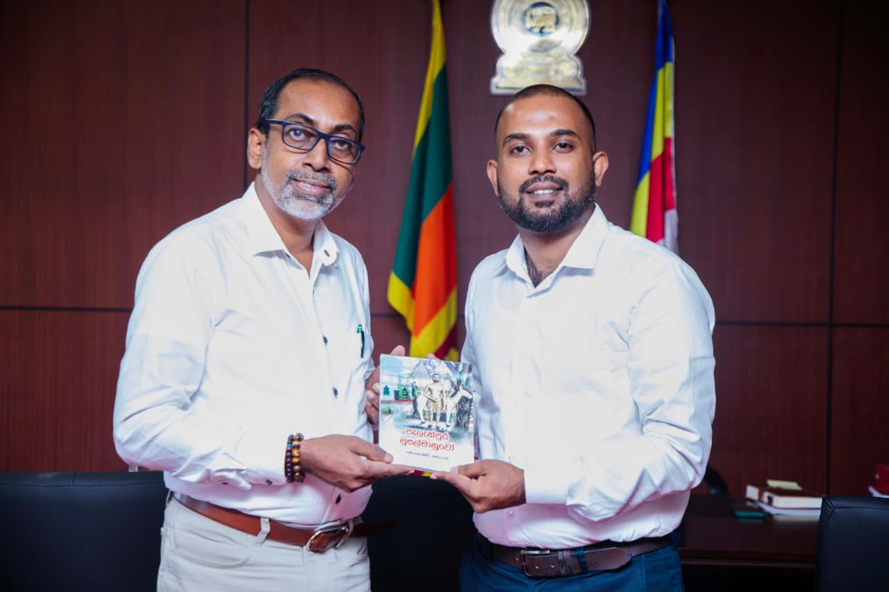 நூலாசிரியர் முஹம்மத் நஸ்ரான் எழுதிய “பலன்புர முஸ்லிம்கள்” நூலின் பிரதிகள் கையளிப்பு