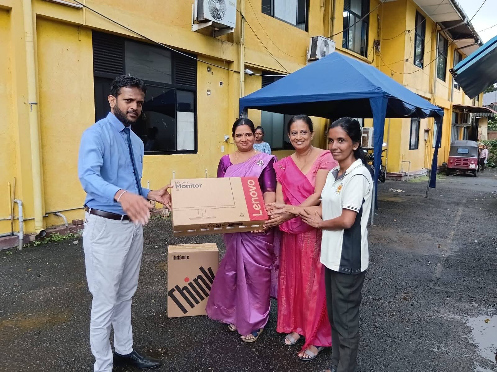 பைஸர் முஸ்தபாவின் நிதியொதுக்கீட்டில் பாடசாலைகளுக்கு கணினி உபகரணங்கள் வழங்கி வைப்பு