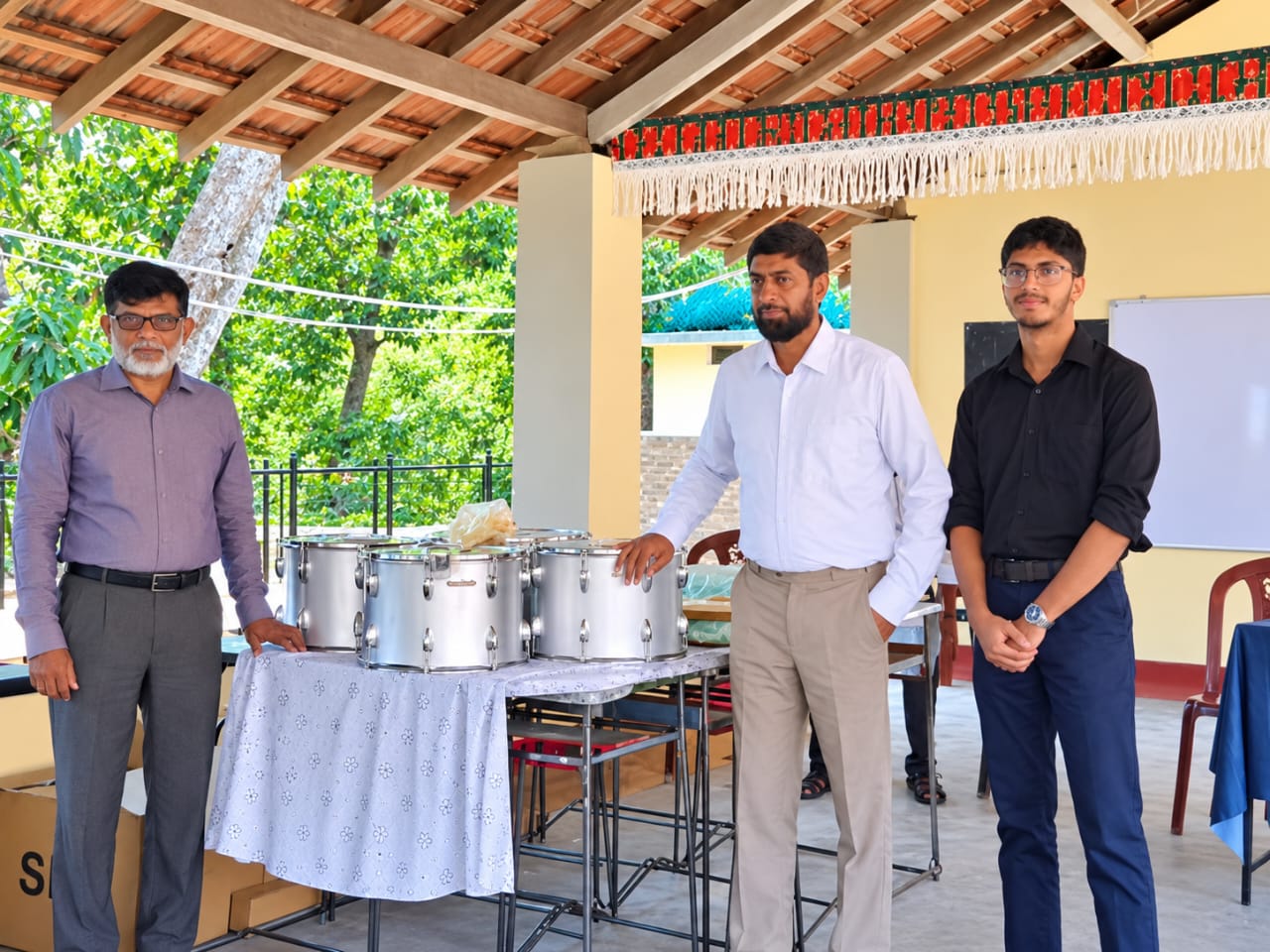 திவுரும்பொல காசீம் வித்தியாலயத்திற்கு பேண்ட் வாத்தியக் கருவிகள் வழங்கிய முன்னாள் மாகாண சபை உறுப்பினர் றிஸ்வி ஜவஹர்ஷா