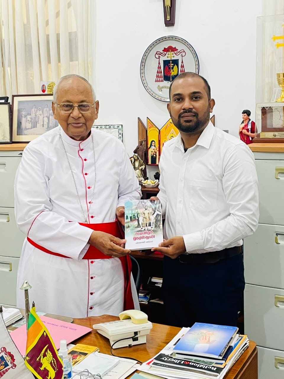 “பலன்புர முஸ்லிம்கள்” நூலின் பிரதி கொழும்பு பேராயர் கர்தினால் மெல்கம் ரஞ்சித் ஆண்டகைக்கு வழங்கி வைப்பு